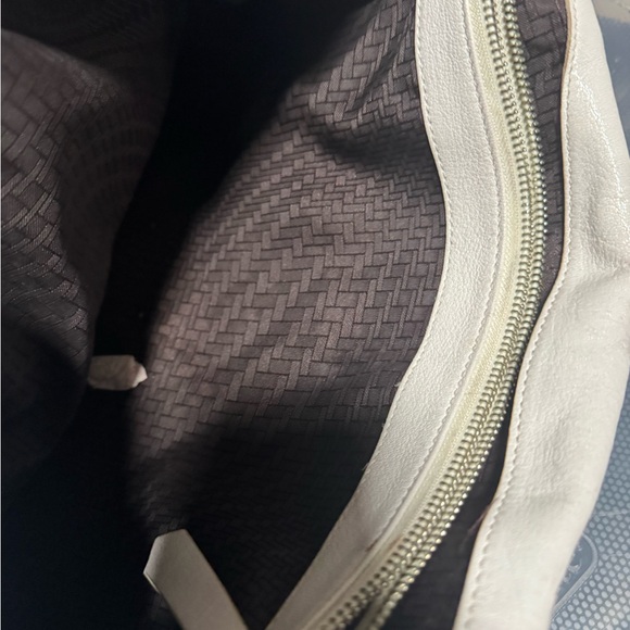 White Rounded Shoulder Bag - Picture 4 of 4